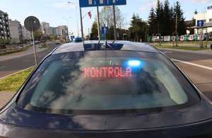Policjanci na drodze badają trzeźwość kierowców
