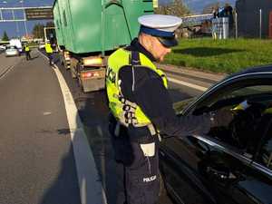 Policjanci na drodze badają trzeźwość kierowców