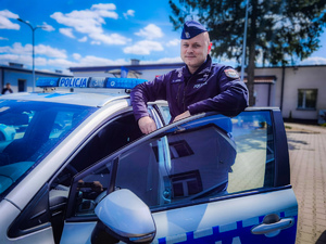 radiowóz policyjny i policjant