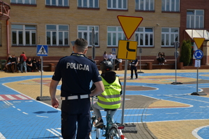 Policjanci na turnieju bezpieczeństwa w ruchu drogowym