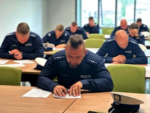 Policjanci podczas pisania testu