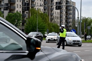 Policjanci kierują  ruchem