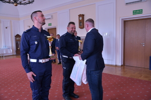 policjanci podczas wręczenia nagród