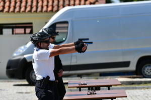 Policjanci na rowerach i strzelnicy