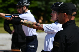 Policjanci na rowerach i strzelnicy