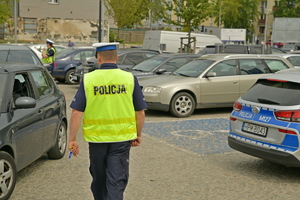 Policjanci kontrolują taksówki