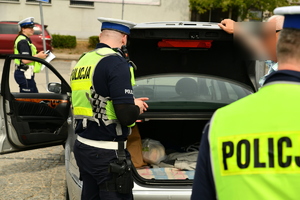 Policjanci kontrolują taksówki
