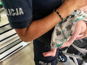ręce policjantki i nóżki małego dziecka