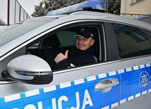 policjant w samochodzie