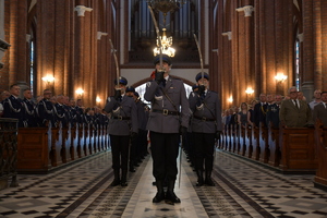 policjanci w kościele