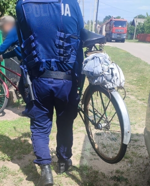 policjant z rowerem