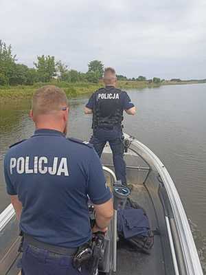 policjanci kontrolują kąpieliska wodne