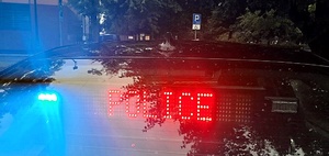 pojazd służbowy nieoznakowany wyświetla napis POLICE