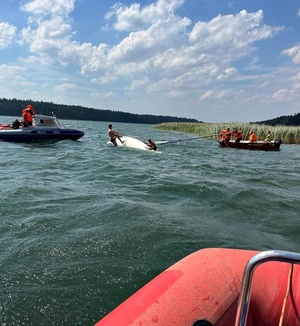 łodzie na wodzie podczas akcji ratunkowej