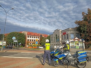 policjanci obserwują przejścia dla pieszych