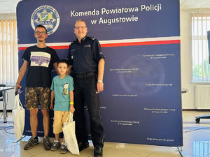 mężczyzna, dziecko i policjant