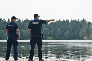 policjanci patrolujący kąpieliska wodne