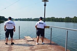 policjanci patrolujący kąpieliska wodne
