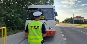 policjant kontrolujący autobus przewożący dzieci