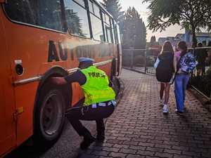 policjanci kontrolujące autobusy przewożące dzieci do miejsca nauki