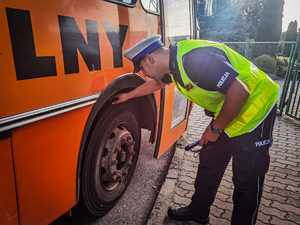 policjanci kontrolujące autobusy przewożące dzieci do miejsca nauki