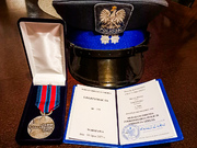 Czapka policyjna, legitymacja i medal