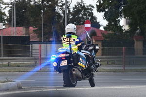 policjanci , policjant na motocyklu służbowym
