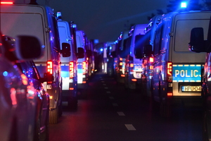kolumna pojazdów służbowych  z włączonymi światłami błyskowymi