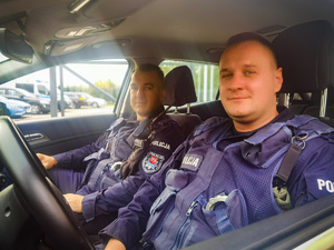 policjanci w radiowozie