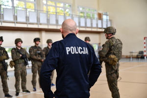 policjanci i żołnierze na sali