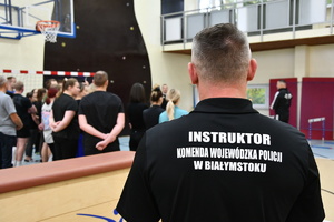 Policjanci oraz kandydaci do służby w policji podczas &quot;Dnia Kandydata&quot; na sali konferencyjnej oraz hali sportowej