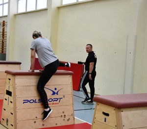 Policjanci oraz kandydaci do służby w policji podczas &quot;Dnia Kandydata&quot; na sali konferencyjnej oraz hali sportowej