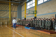 Uczniowie klas mundurowych stoją wraz z policyjnym instruktorem