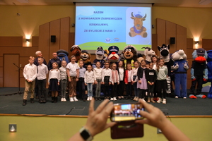 zdjęcie na scenie z dziećmi i maskotkami