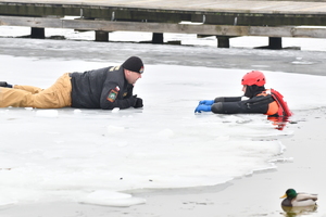 policjanci i strażacy ćwiczą na lodzie