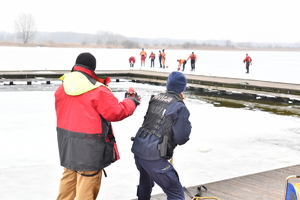policjanci i strażacy ćwiczą na lodzie