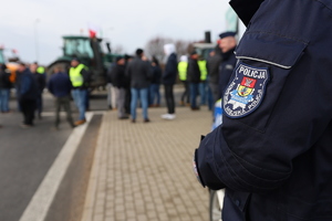 Policjanci zabezpieczają protest rolników