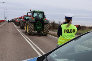 Policjanci zabezpieczają protest rolników