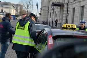 policjanci konroluja taksówki