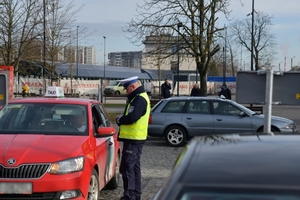 policjanci kontroluja taksówki
