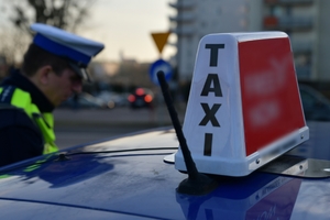 policjanci kontroluja taksówki