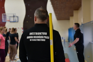 policjanci i uczestnicy dnia kandydata na sali gimnastycznej