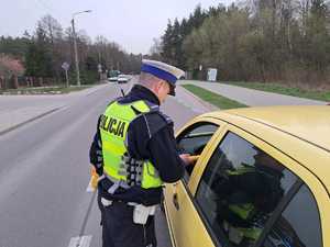 policjanci kontrolują kierowców