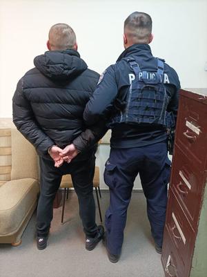 Policjant który zakłada kajdanki zatrzymanemu na ręce trzymane z tyłu. Na kolejnym zdjęciu substancje zabronione , marihuana oraz amfetamina.