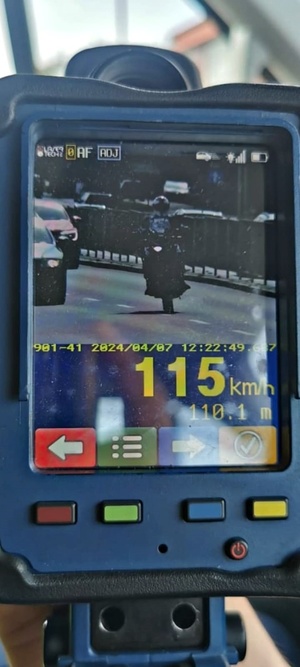 urządzenie do pomiaru prędkości, na którym widoczne jest motocykl i prędkość