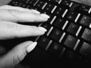 klawiatura komputera i dłonie