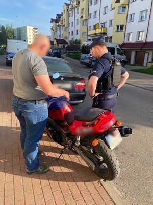 mężczyzna z motocyklem i policjantem, a na drugim zdjęciu test drugwipe