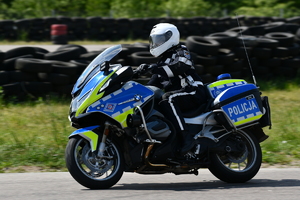 policjanci na motovcyklach
