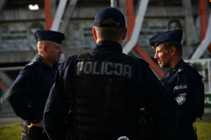policjanci zabezpieczają mecz