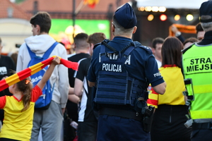 policjanci zabezpieczają mecz